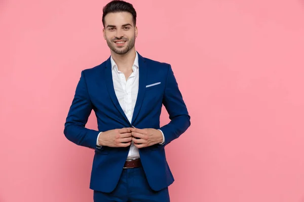 Bonito Empresário Desabotoando Seu Casaco Rindo Enquanto Vestindo Terno Azul — Fotografia de Stock