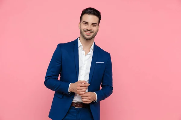 Fröhlicher Geschäftsmann Der Blauen Anzug Auf Rosa Studiohintergrund Steht Und — Stockfoto