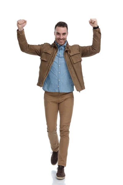 Alegre Homem Casual Comemorando Com Mão Enquanto Vestindo Uma Jaqueta — Fotografia de Stock