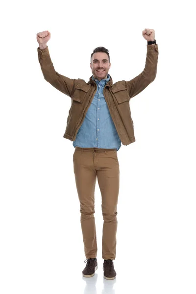Feliz Homem Casual Celebrando Sorrindo Enquanto Vestindo Uma Jaqueta Couro — Fotografia de Stock