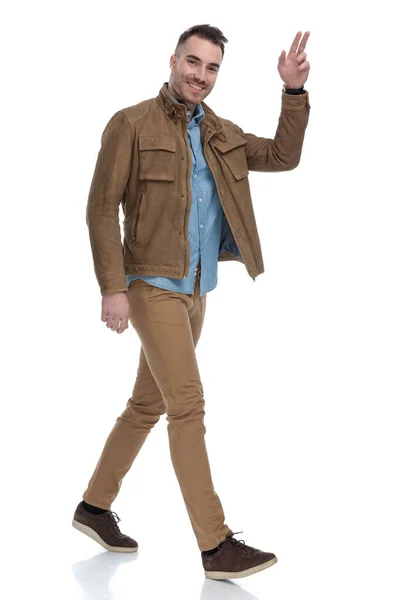 Positiv Lässiger Mann Der Freundlich Lächelt Während Eine Lederjacke Trägt — Stockfoto