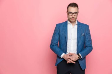 Kendine güveni tam sıradan bir adam gözlük takıp pembe stüdyo arka planında dikilirken zor bir karar alıyor.