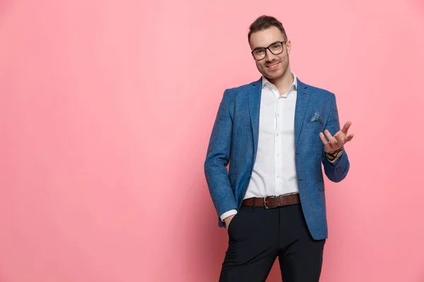 Hombre Casual Inteligente Explicando Con Mano Bolsillo Mientras Usa Gafas — Foto de Stock