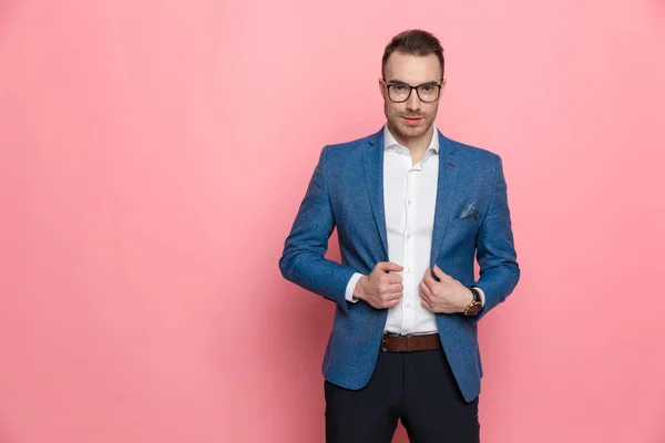 Motiverad Smart Casual Man Justera Sin Jacka Och Leende När — Stockfoto