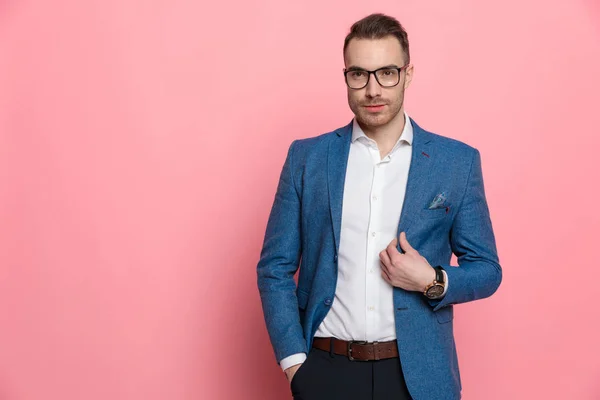 Homem Casual Inteligente Confiante Ajustando Sua Jaqueta Com Mão Bolso — Fotografia de Stock