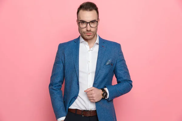 Självsäker Smart Casual Man Justera Sin Jacka Och Ser Fram — Stockfoto