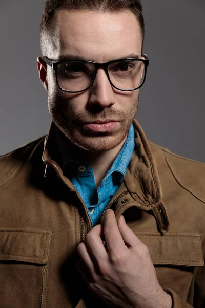 Gözlük Takarken Ceketini Düzelten Ciddi Görünümlü Manken Gri Duvar Kâğıdının — Stok fotoğraf