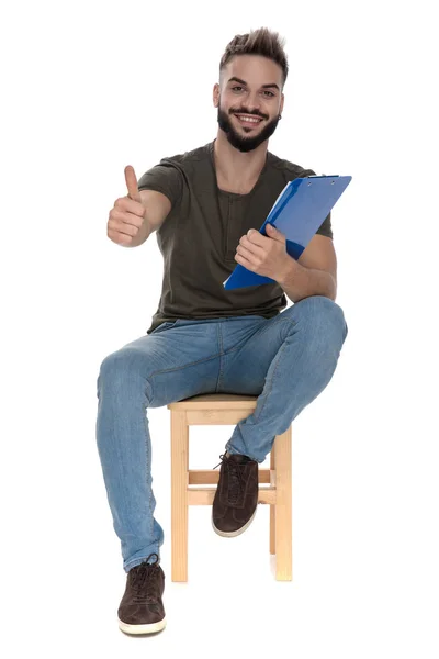 Estudante Alegre Gesto Segurando Uma Área Transferência Com Notas Enquanto — Fotografia de Stock