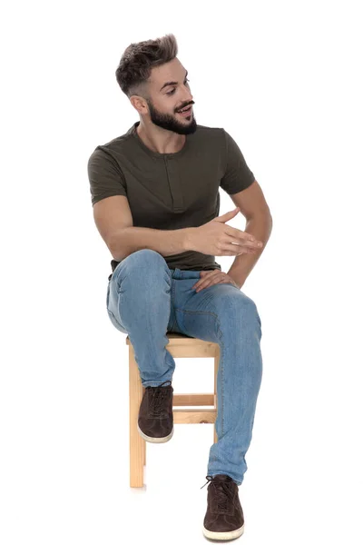 Hombre Casual Positivo Sonriendo Explicando Mientras Está Sentado Una Silla —  Fotos de Stock