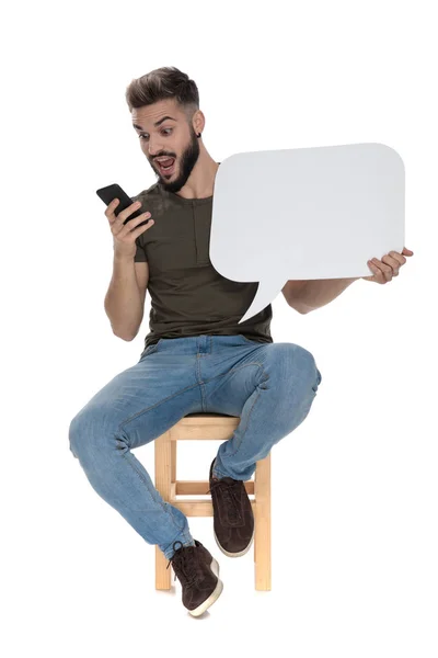 Hombre Casual Asombrado Mirando Teléfono Sosteniendo Una Burbuja Habla Blanco —  Fotos de Stock