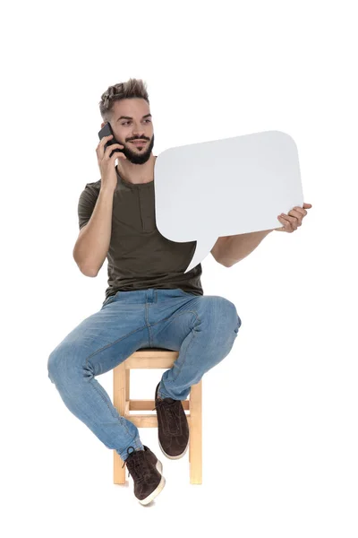Encantador Hombre Casual Hablando Por Teléfono Sosteniendo Una Burbuja Habla — Foto de Stock