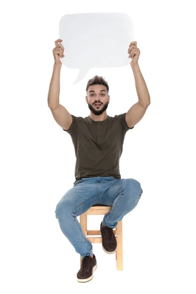 Hombre Casual Confiado Sosteniendo Una Burbuja Discurso Blanco Sentado Una —  Fotos de Stock