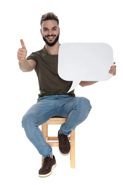 Hombre Casual Guapo Sosteniendo Una Burbuja Habla Blanco Dando Pulgares — Foto de Stock