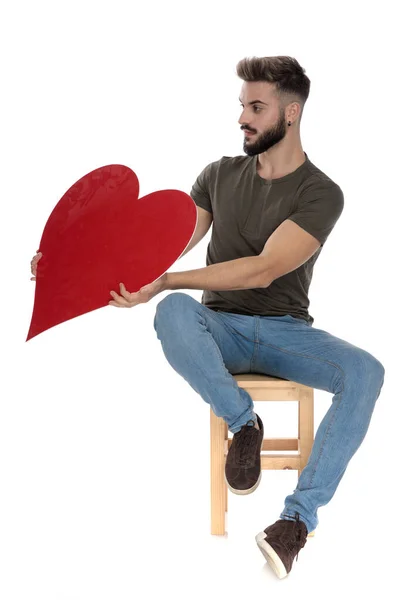 Bonito Homem Casual Oferecendo Coração Como Presente Enquanto Sentado Uma — Fotografia de Stock