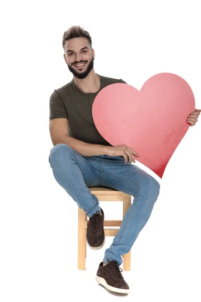 Junger Lässiger Mann Lächelt Und Hält Ein Herz Während Auf — Stockfoto