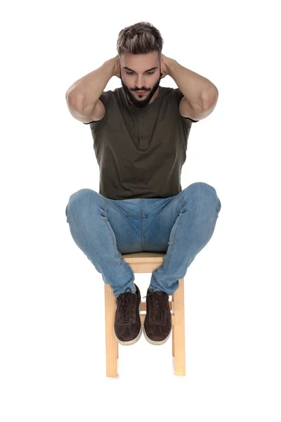 Pensiero Uomo Casuale Tenendo Mani Dietro Testa Guardando Giù Mentre — Foto Stock