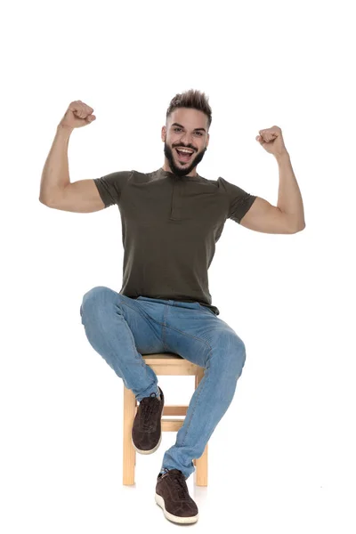 Feliz Hombre Casual Flexing Riendo Mientras Sienta Una Silla Fondo — Foto de Stock