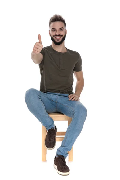 Feliz Homem Casual Gesticulando Sorrindo Enquanto Sentado Uma Cadeira Fundo — Fotografia de Stock