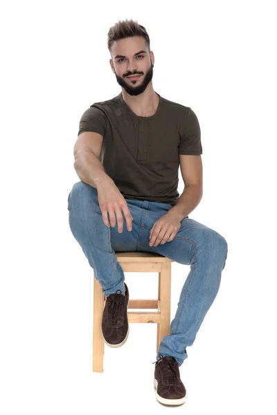 Charmant Lässiger Mann Lächelt Während Auf Einem Stuhl Auf Weißem — Stockfoto