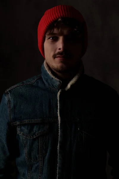 Feliz Cara Legal Vestindo Chapéu Vermelho Jaqueta Ganga Sorrindo Posando — Fotografia de Stock