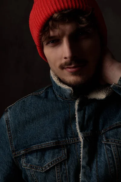 Sexy Cool Guy Indossa Cappello Rosso Giacca Jeans Tenendo Mano — Foto Stock