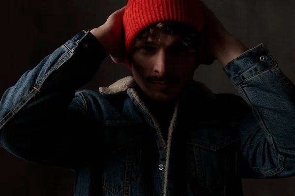 Dramatischer Cooler Typ Mit Rotem Hut Und Jeansjacke Der Auf — Stockfoto