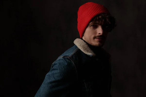Glücklicher Junger Kerl Mit Rotem Hut Und Jeansjacke Lächelnd Und — Stockfoto