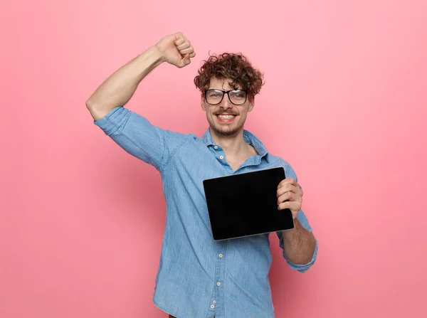 Feliz Jovem Casual Cara Segurando Guia Celebrando Vitória Segurando Punho — Fotografia de Stock