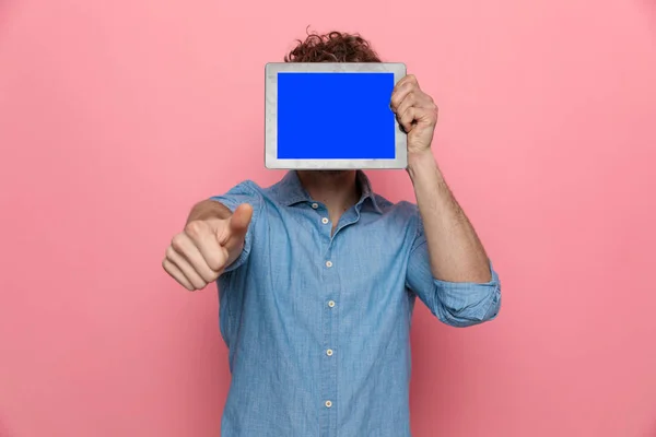 Lässiger Junger Kerl Versteckt Sich Hinter Tab Und Macht Daumen — Stockfoto