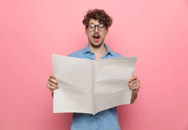 Junger Lässiger Typ Jeanshemd Der Zeitung Liest Und Auf Rosa — Stockfoto