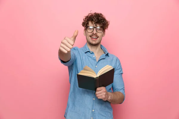 Glücklich Model Hält Buch Und Lächelt Macht Daumen Hoch Zeichen — Stockfoto