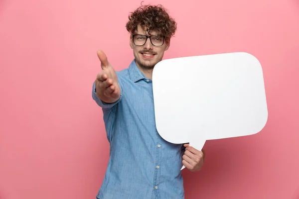 Gelukkig Casual Guy Holding Spraak Zeepbel Presentatie Staan Roze Achtergrond — Stockfoto