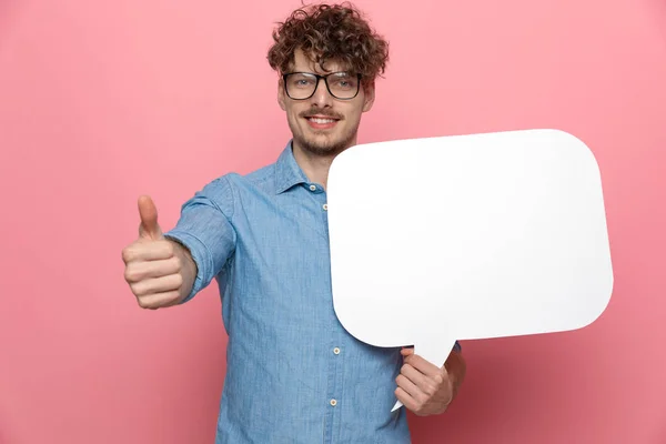 Casual Gelukkig Guy Holding Spraak Zeepbel Glimlachen Het Maken Van — Stockfoto