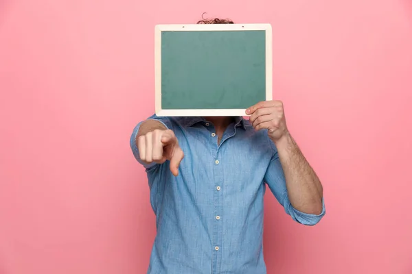 Casual Kille Gömmer Sig Bakom Svarta Tavlan Och Peka Finger — Stockfoto