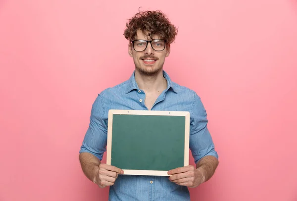 Feliz Chico Casual Sonriendo Sosteniendo Pizarra Vacía Pie Sobre Fondo —  Fotos de Stock