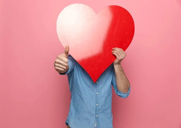 Mutlu Sıradan Yüzü Kırmızı Bir Kalple Kaplayan Başparmak Işareti Yapan — Stok fotoğraf