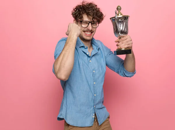 Animado Casual Cara Segurando Troféu Celebrando Vitória Sobre Fundo Rosa — Fotografia de Stock