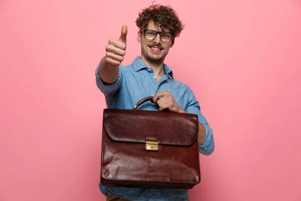 Jong Casual Guy Glimlachen Het Vasthouden Van Koffer Het Maken — Stockfoto