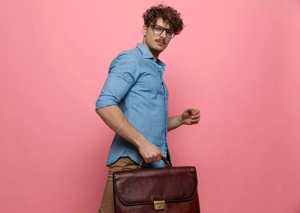 Sexy Lässiger Typ Jeanshemd Mit Koffer Und Posiert Händchen Haltend — Stockfoto