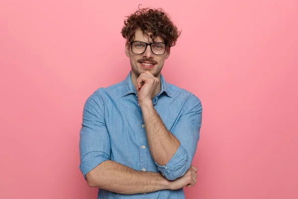 Gelukkig Casual Guy Holding Hand Naar Kin Glimlachen Denken Staan — Stockfoto