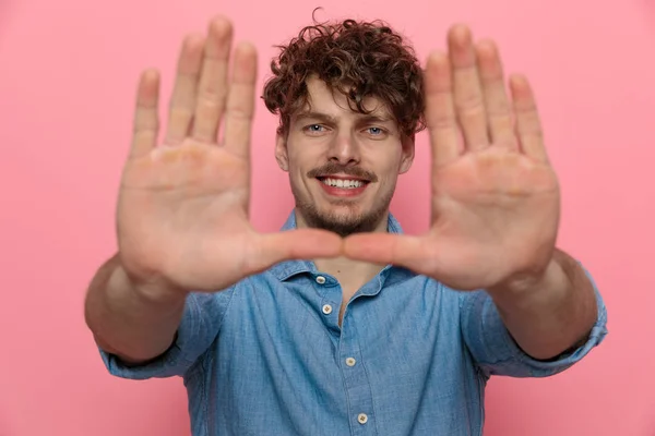 Giovane Ragazzo Casual Camicia Jeans Sorridente Tenendosi Mano Inquadratura Piedi — Foto Stock