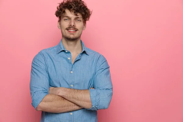 Joven Feliz Sonriendo Cruzando Los Brazos Pie Sobre Fondo Rosa — Foto de Stock