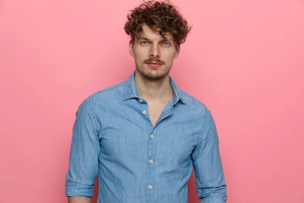 Sexy Jonge Kerel Denim Shirt Glimlachen Staan Roze Achtergrond — Stockfoto