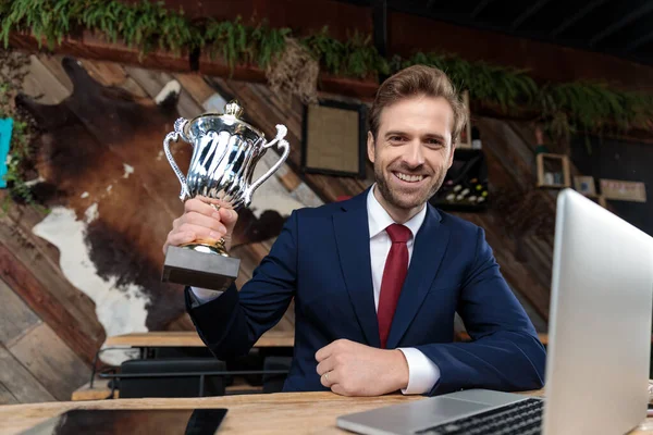 Boldog Üzletember Bemutatja Trófea Mosolygós Kávéfőző — Stock Fotó