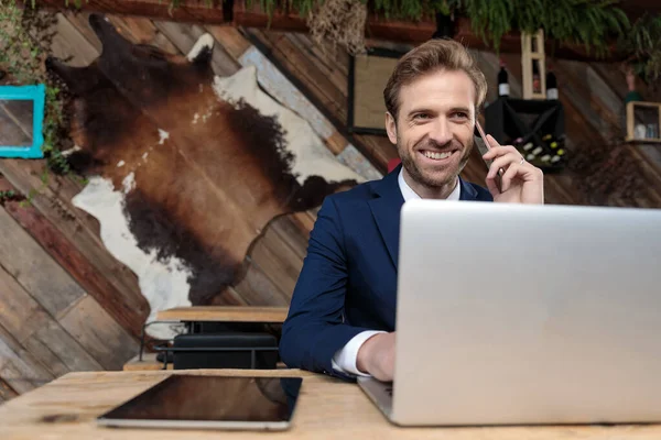 Gelukkige Zakenman Praten Aan Telefoon Glimlachen Zitten Een Coffeeshop — Stockfoto