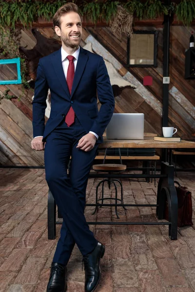 Jovem Empresário Feliz Sorrindo Olhando Para Lado Sentado Coffeeshop Corpo — Fotografia de Stock