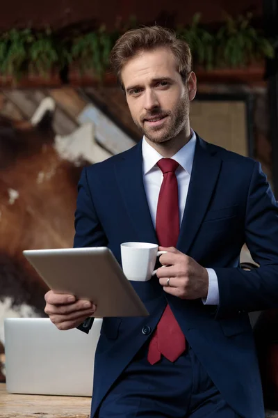 Sexy Zakenman Pak Drinken Koffie Holding Tab Een Coffeeshop — Stockfoto