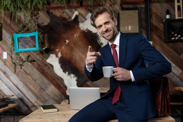 Gelukkig Zakenman Glimlachend Wijzend Vinger Het Drinken Van Koffie Een — Stockfoto