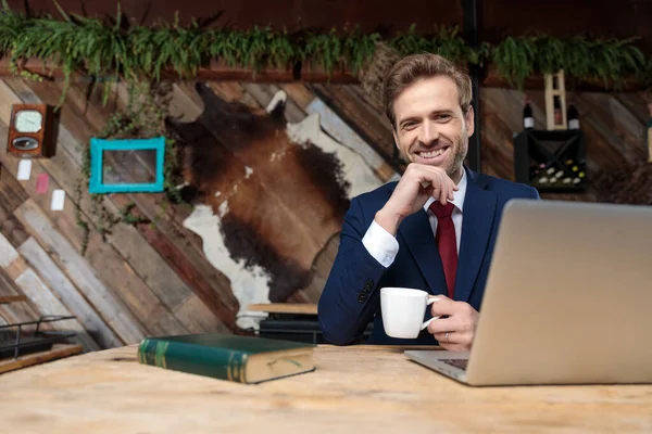 Gelukkige Jonge Zakenman Drinken Van Koffie Glimlachen Zitten Een Coffeeshop — Stockfoto