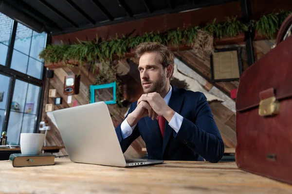 Zelfverzekerde Zakenman Met Ellebogen Het Bureau Kijken Naar Opzij Zittend — Stockfoto